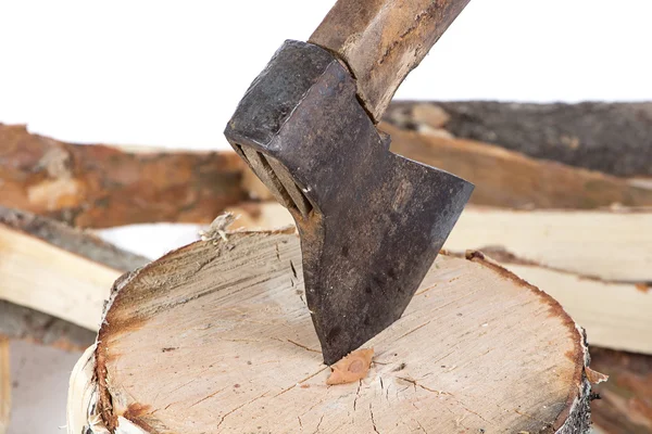照片的斧头在树桩和来燃烧的木头 — 图库照片