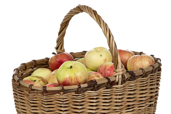 Bilden av rotting korg med äpplen — Stockfoto