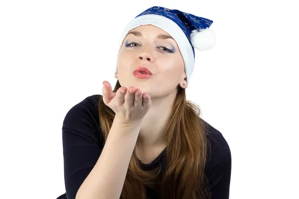 Foto di baciare giovane donna in cappello di Natale — Foto Stock