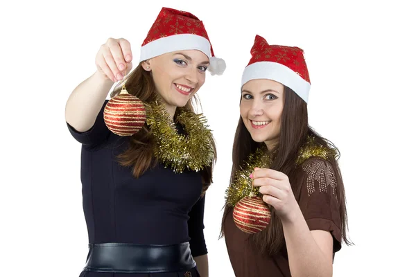 Foto de dos mujeres jóvenes con bolas de Navidad — Foto de Stock