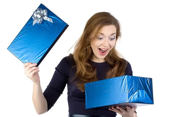 Afbeelding van verrast vrouw ontvangen de gave — Stockfoto