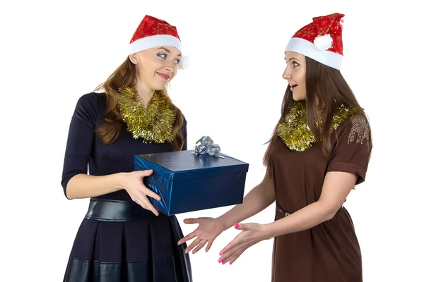 Foto de duas mulheres com o presente — Fotografia de Stock