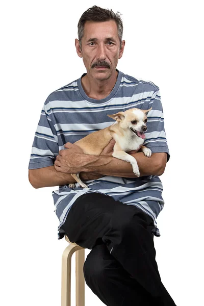 犬と一緒に座っているおじいさんの写真 — ストック写真