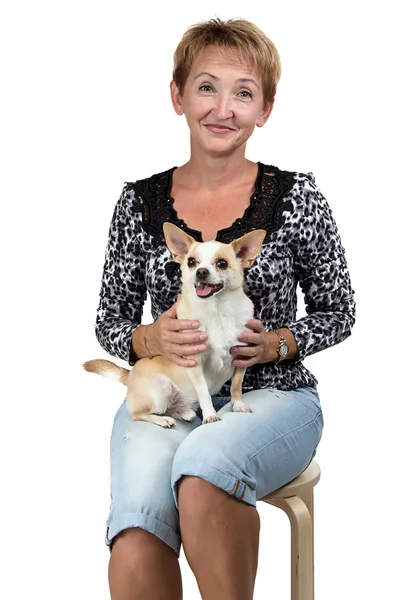 Образ сидячої старої жінки з собакою — стокове фото