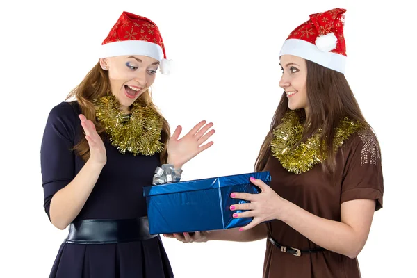 Bild lächelnder Frauen mit dem Geschenk — Stockfoto