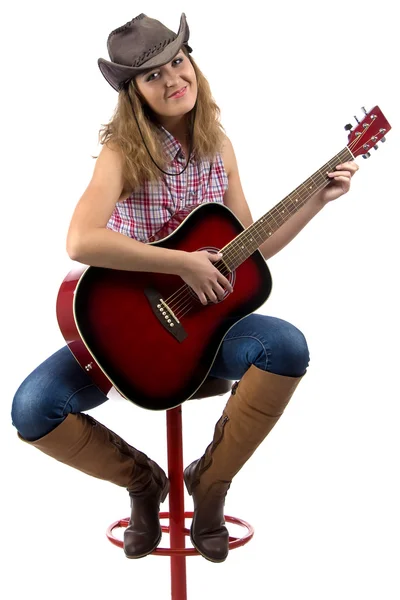 Zdjęcie z cowgirl siedzący z gitarą — Zdjęcie stockowe