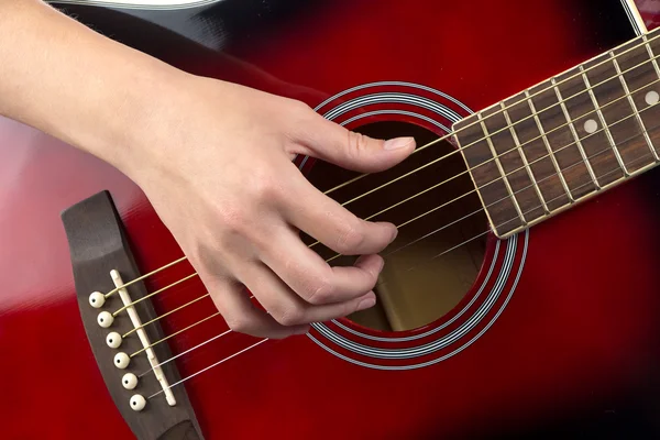 Foto von Frauenhand an der Gitarre — Stockfoto