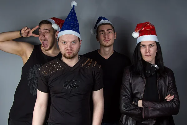 Mans bande métallique avec chapeaux de Noël rouges et bleus — Photo