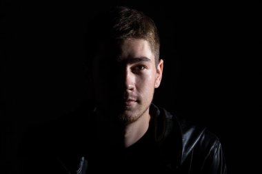 Fotoğraf gölge genç adam