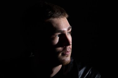 Uzakta görünen adam portresi