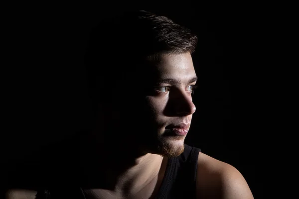 Foto del hombre serio mirando hacia otro lado —  Fotos de Stock