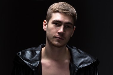 Pelerin hooding içinde genç adam fotoğrafı