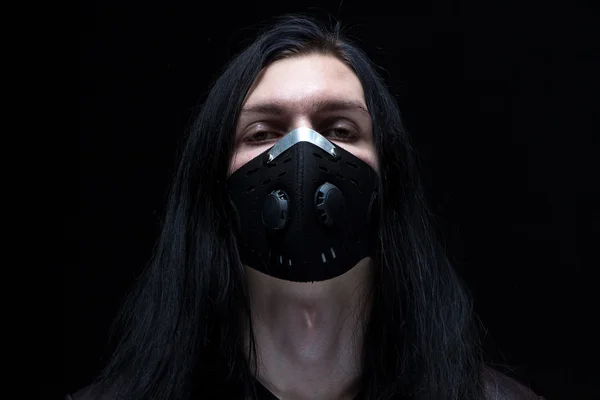 マスクの黒髪の男の写真 — ストック写真