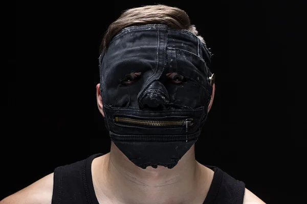 Porträtt av den unge mannen i handgjord mask — Stockfoto