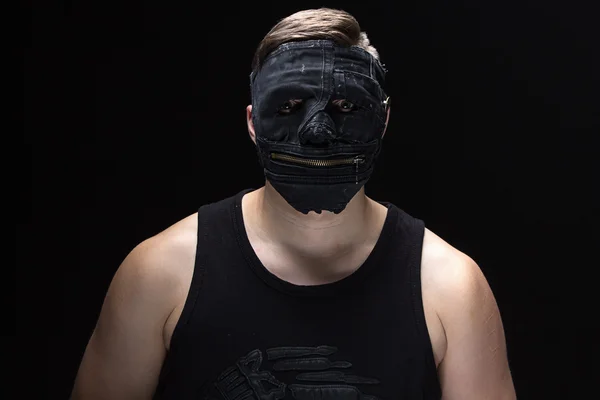 Bilden av den unga mannen i handgjord mask — Stockfoto