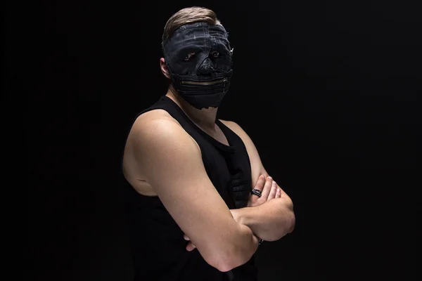 Porträtt av man i handgjord mask — Stockfoto