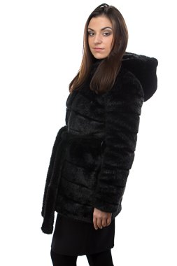 Görüntü kukuleta ile sahte kürk paltolu esmer 