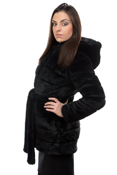 Foto de morena en abrigo de piel falsa con capucha — Foto de Stock