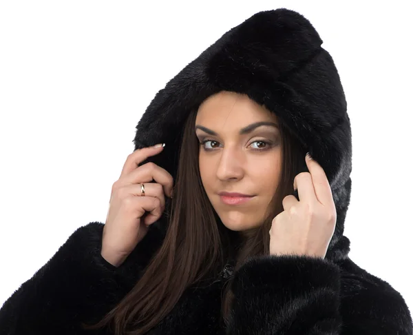 Imagen morena sonriente en abrigo de piel falsa con capucha —  Fotos de Stock