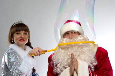 Pamuk Prenses ve sabun köpüğü ile Noel Baba
