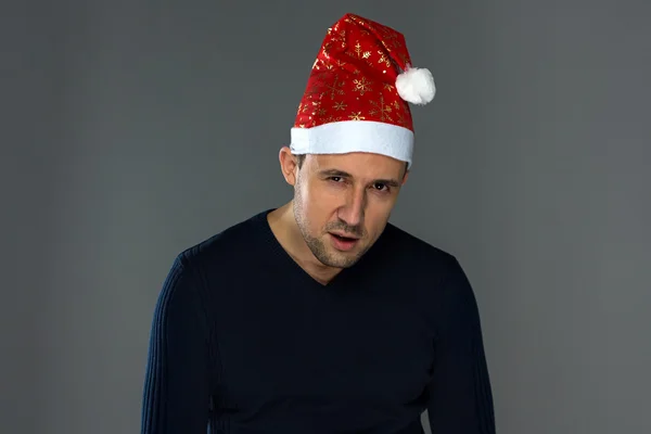 Imagen del hombre serio adulto en sombrero de Navidad — Foto de Stock