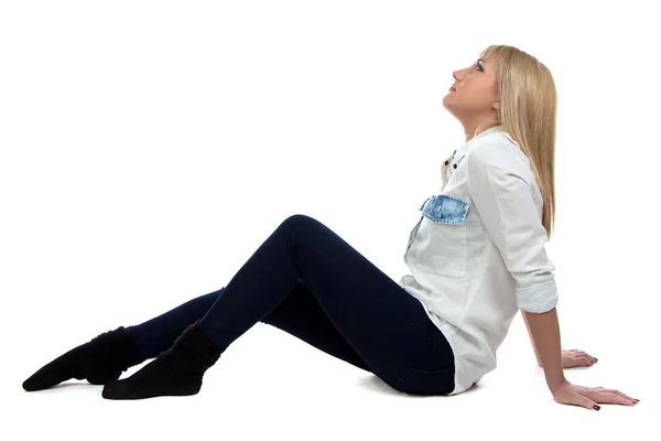 Изображение женщины, сидящей на полу и смотрящей вверх — стоковое фото