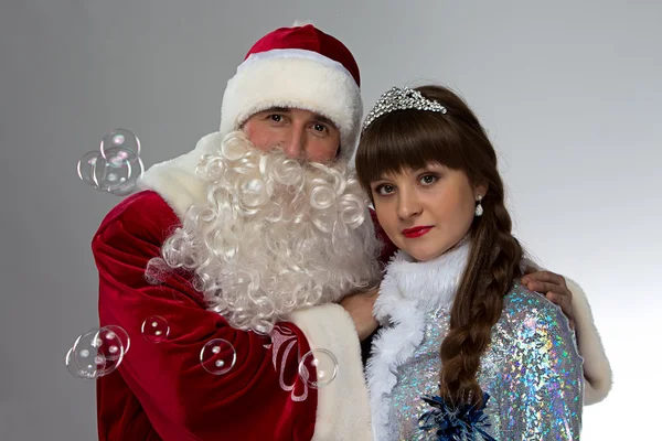 Portrait du Père Noël et de la jeune fille des neiges avec des bulles — Photo