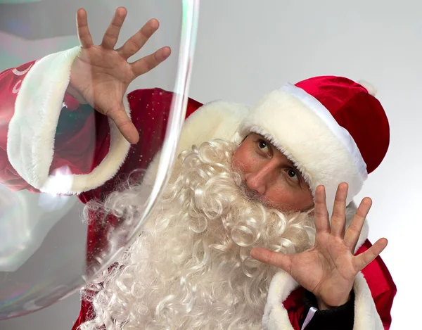 Bild von Weihnachtsmann mit großer Seifenblase — Stockfoto