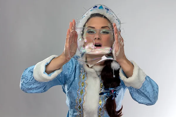 Image de jolie jeune fille des neiges avec des bulles de savon — Photo