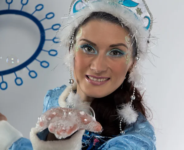 Портрет милой снегурочки с мыльными пузырями — стоковое фото