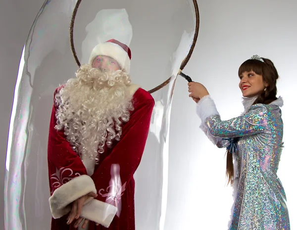 Bild roliga Santa och snow maiden med såpbubbla — Stockfoto