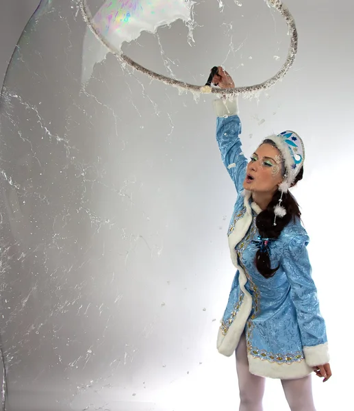 Photo de jeune fille des neiges avec une longue bulle de savon — Photo