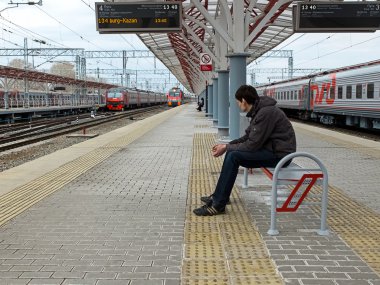 Tren bekleyen adam fotoğrafı