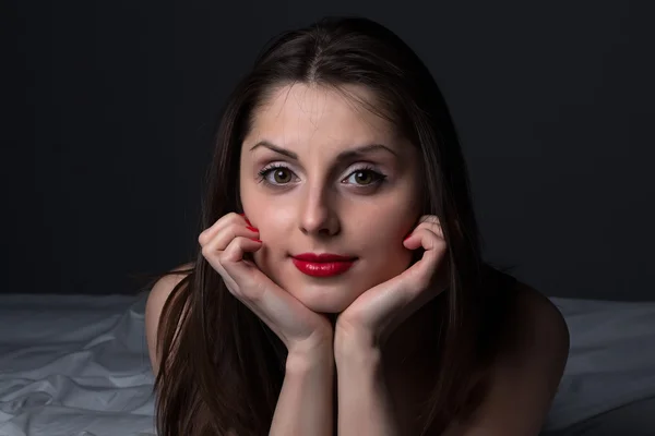 Portret van de jonge brunette met rode lippen — Stockfoto