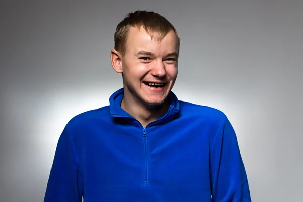Foto del hombre sonriente en jersey azul — Foto de Stock