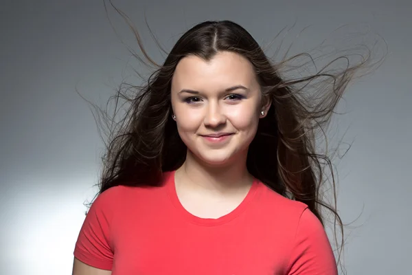 Foto van tiener meisje met stromen haar — Stockfoto