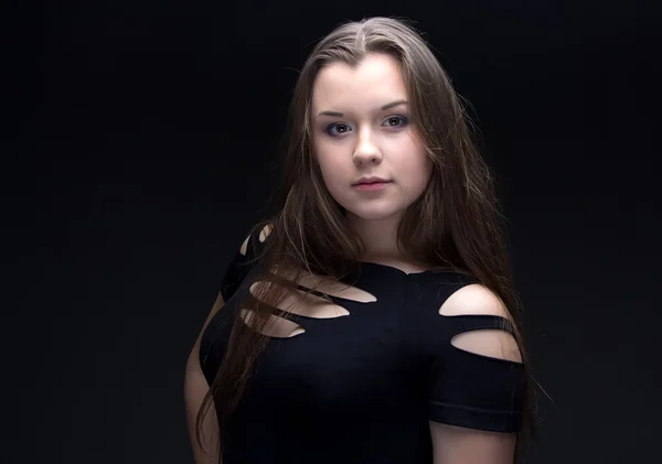 Foto av tonårig flicka i svart klänning — Stockfoto