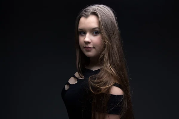 Foto van tienermeisje in zwarte jurk, half-gedraaide — Stockfoto