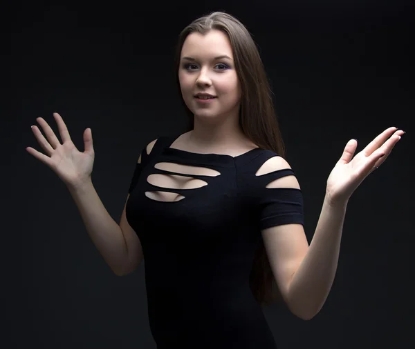 Bild av flicka i svart klänning med öppna händer — Stockfoto