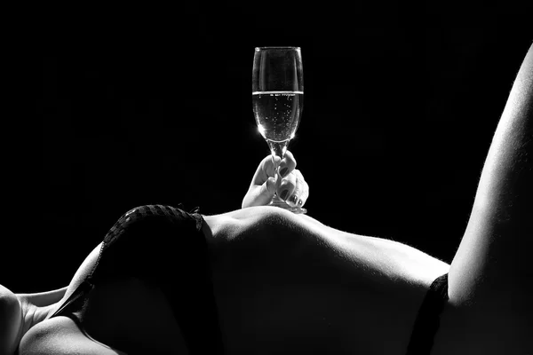 Cam ile kadın fotoğrafı siyah-beyaz