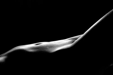 Siyah ve beyaz fotoğraf seksi kadının vücut