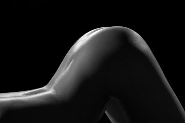 Siyah ve beyaz fotoğraf kadının seksi kalça