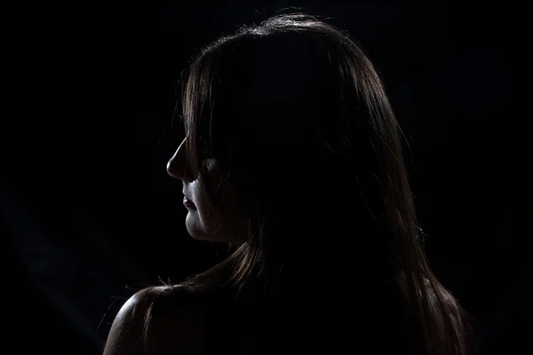 Foto einer jungen Frau, die zurückblickt — Stockfoto