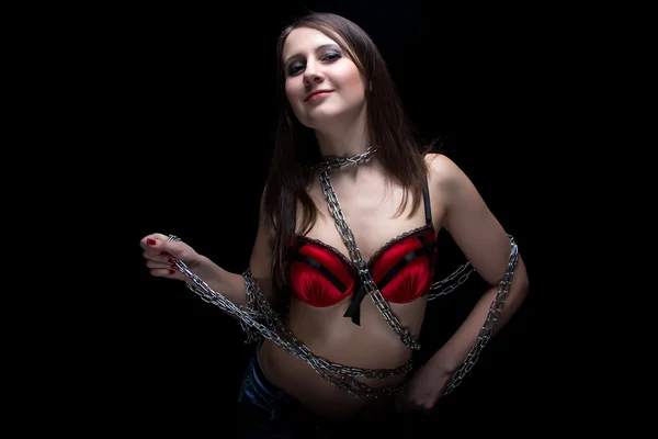 Podobu mladé ženy v podprsence s řetězem — Stock fotografie