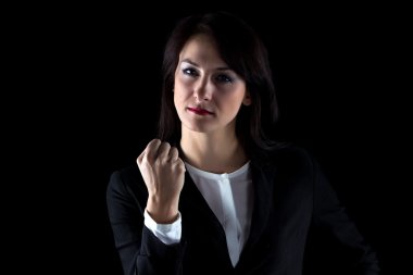 Ciddi bir iş kadını gösteren yumruk fotoğrafı