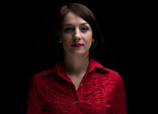 Kırmızı gömlek gülümseyen kadın görüntüsünü — Stok fotoğraf