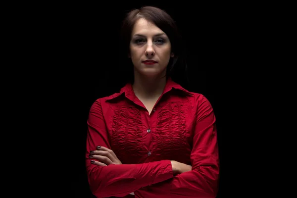 Foto donna in camicia rossa con le braccia incrociate — Foto Stock