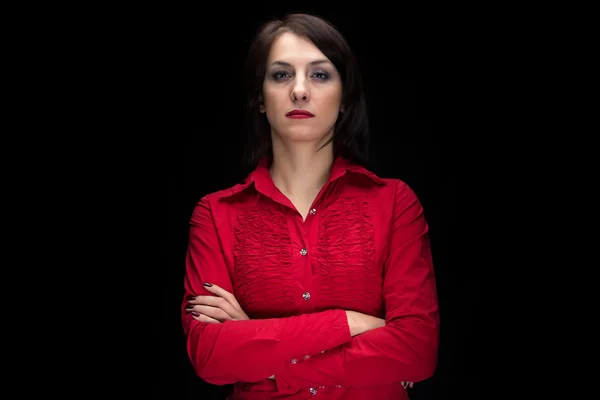 Retrato mujer seria en camisa con los brazos cruzados — Foto de Stock