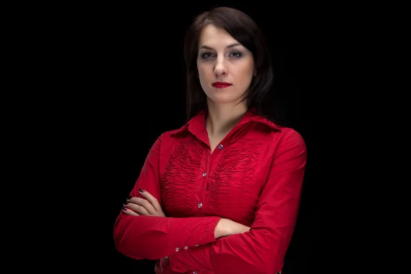Foto žena v červené košili s rukama zkříženýma — Stock fotografie