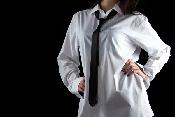 Mulher com as mãos nos quadris na camisa dos homens — Fotografia de Stock